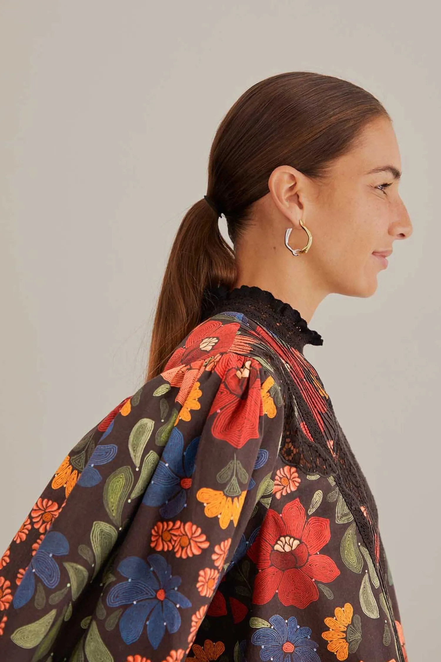 FARM Rio BLACK STITCHED FLOWERS SHORT SLEEVE BLOUSE