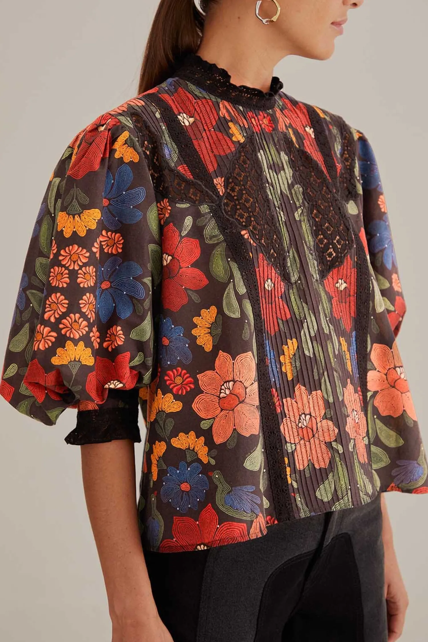 FARM Rio BLACK STITCHED FLOWERS SHORT SLEEVE BLOUSE