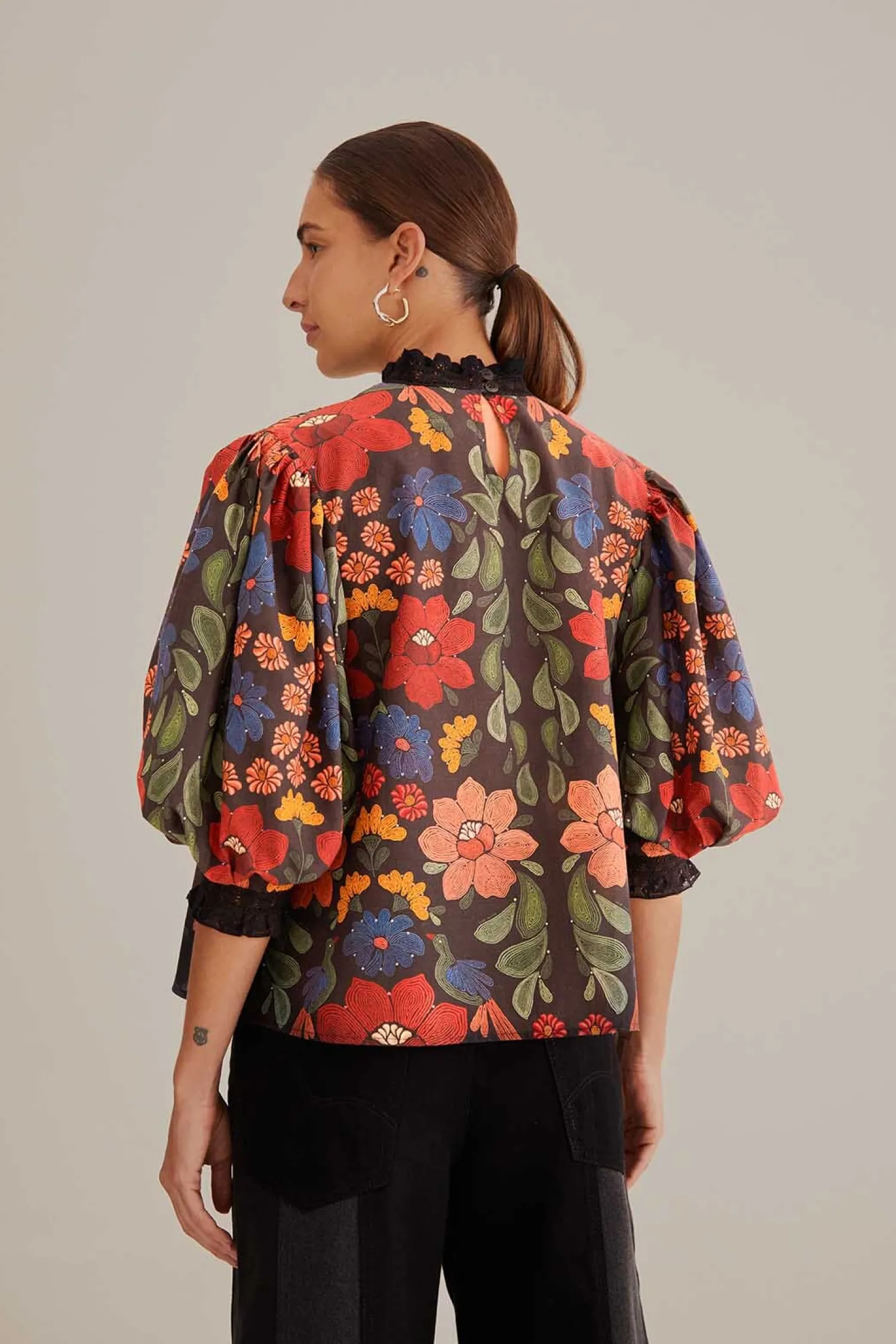 FARM Rio BLACK STITCHED FLOWERS SHORT SLEEVE BLOUSE