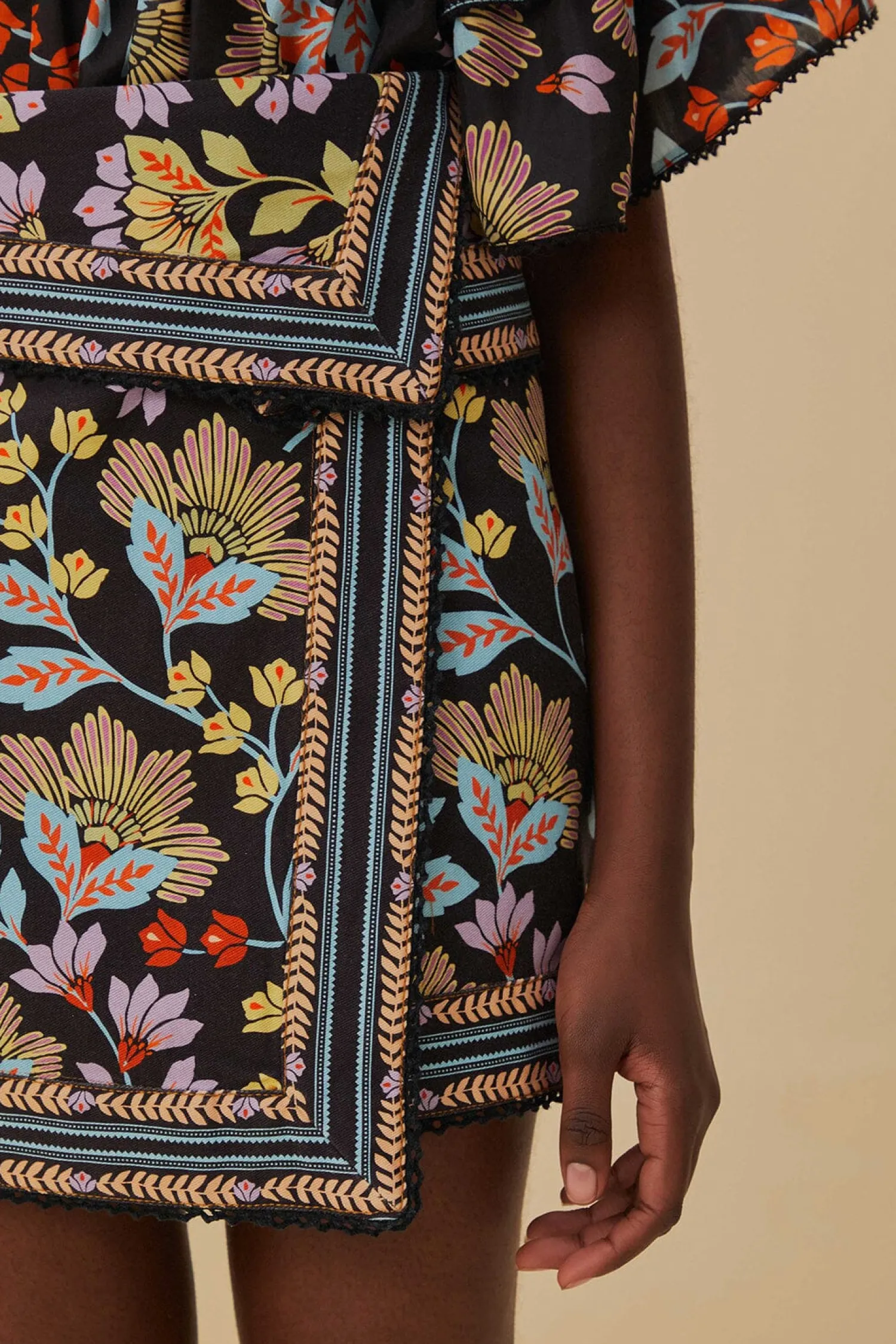 FARM Rio FLOWERY BLACK MINI SKIRT