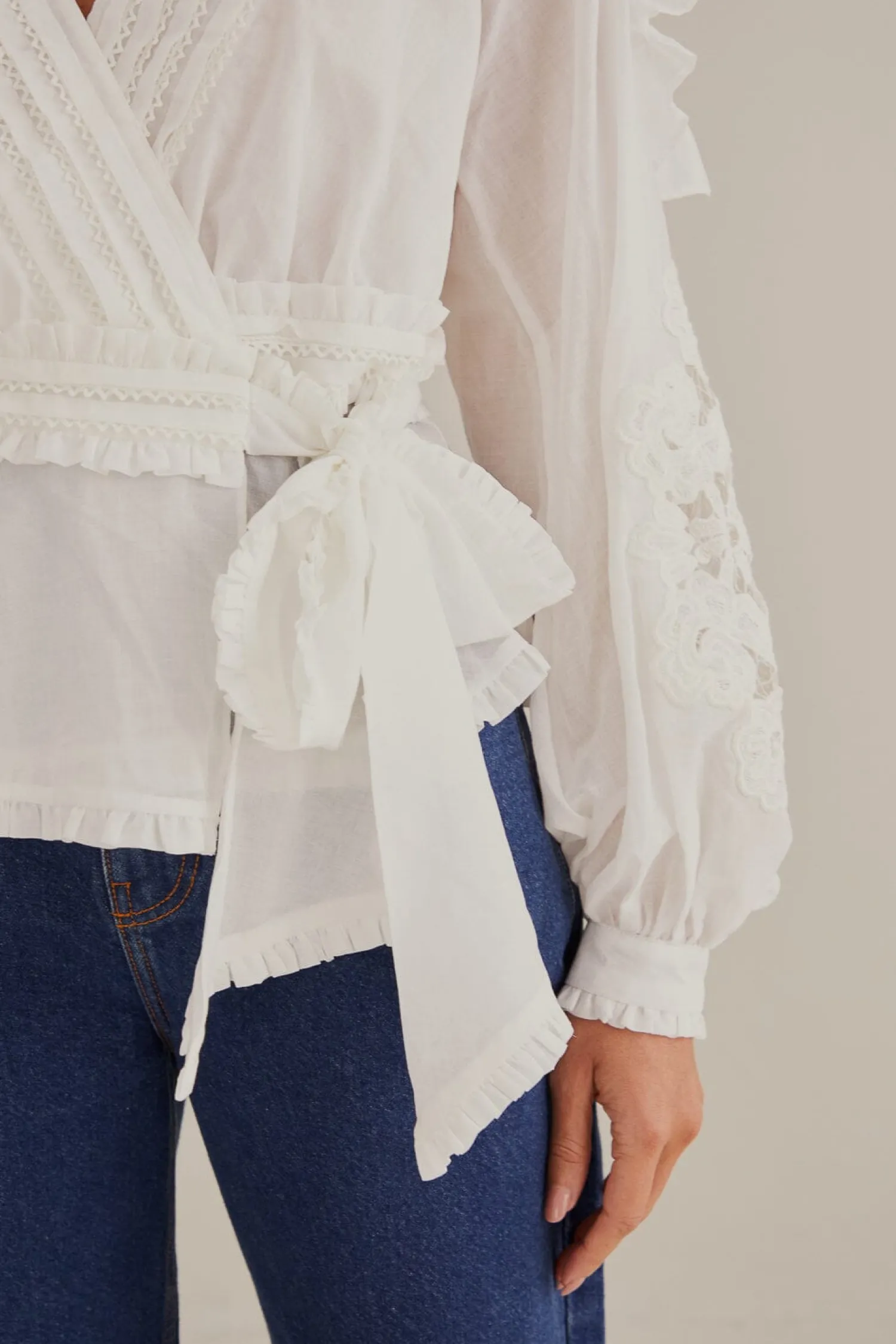 FARM Rio OFF-WHITE V NECK BLOUSE