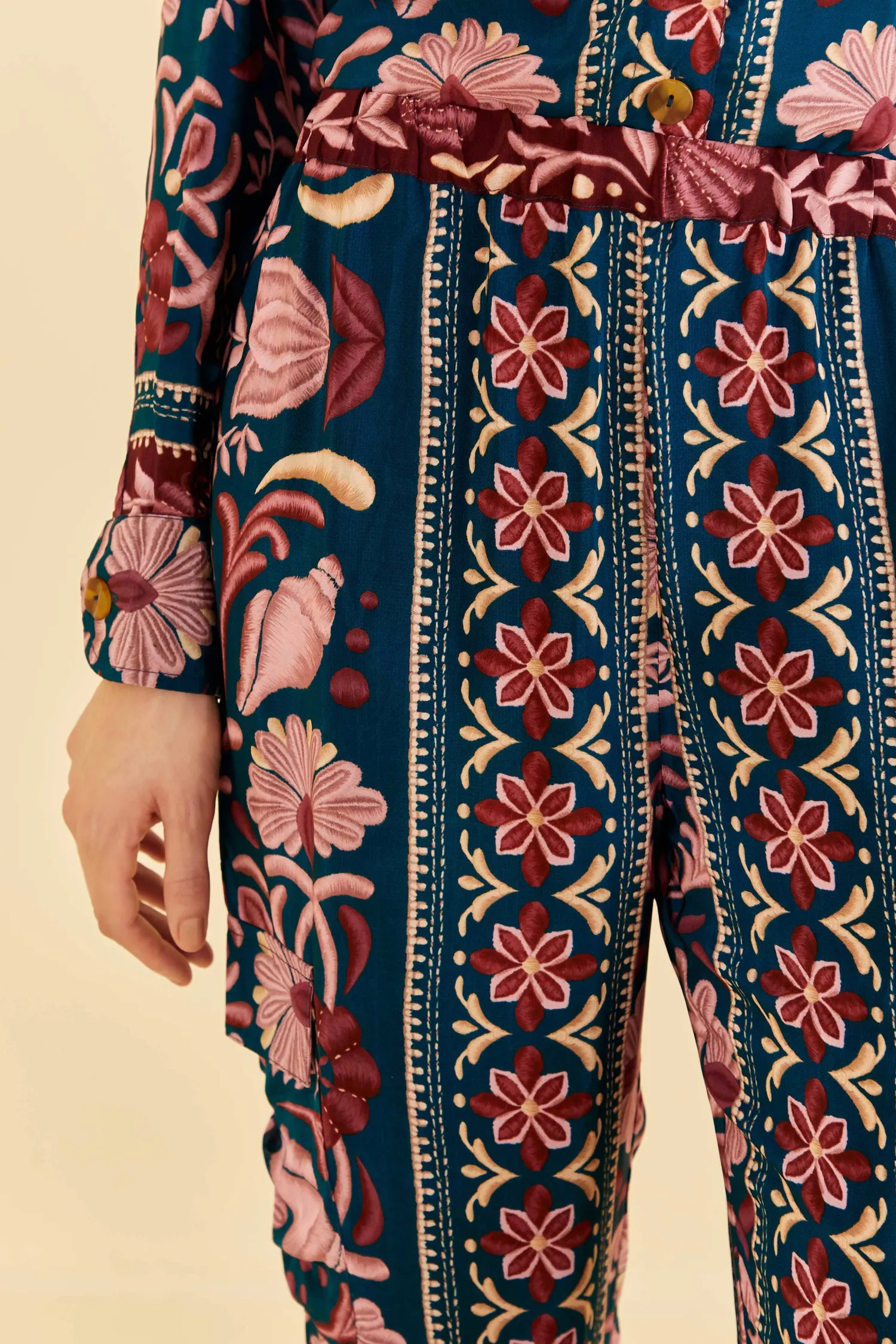FARM Rio TEAL SEASHELL TAPESTRY CARGO PANTS